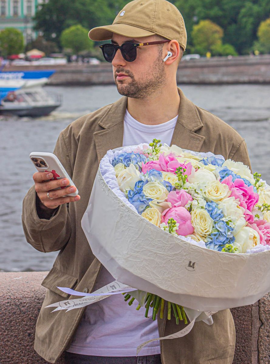 Мужчина с букетом