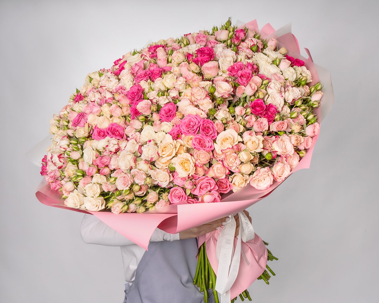 Букет из 101 высокой кустовой розы 60-70 см в стильной упаковке - 2