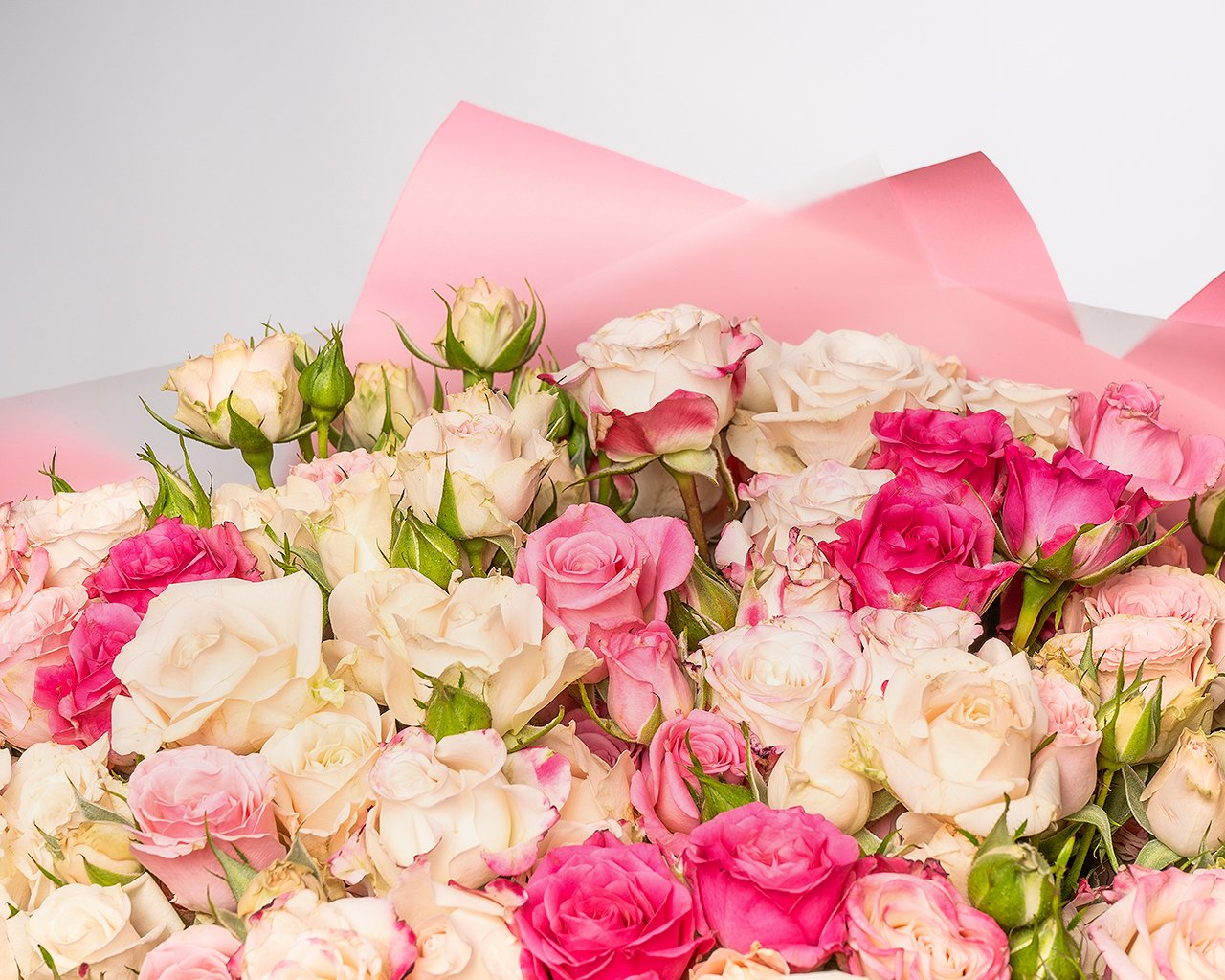 Букет из 101 высокой кустовой розы 60-70 см в стильной упаковке - 3