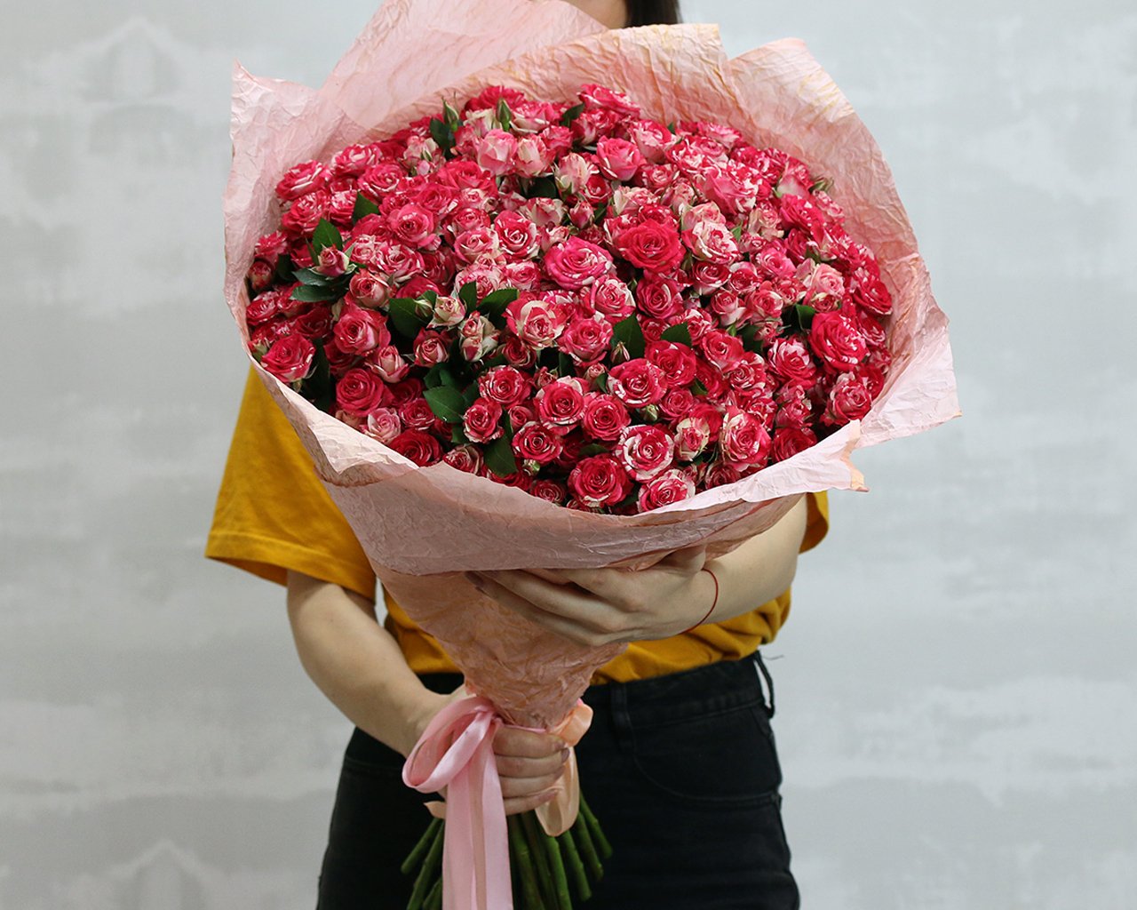 Букет из 35 кустовых роз 70 см в упаковке - 2