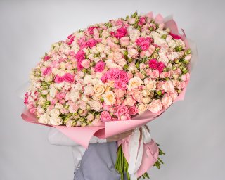 Букет из 101 высокой кустовой розы 60-70 см в стильной упаковке  small - 2