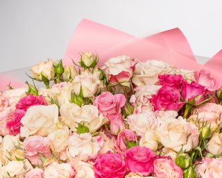 Букет из 101 высокой кустовой розы 60-70 см в стильной упаковке  small - 3