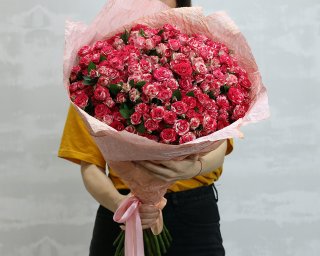 Букет из 35 кустовых роз 70 см в упаковке  small - 2