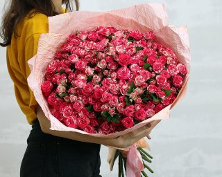 Букет из 35 кустовых роз 70 см в упаковке  small - 1