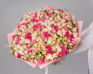 Букет из 101 высокой кустовой розы 60-70 см в стильной упаковке  small - 1