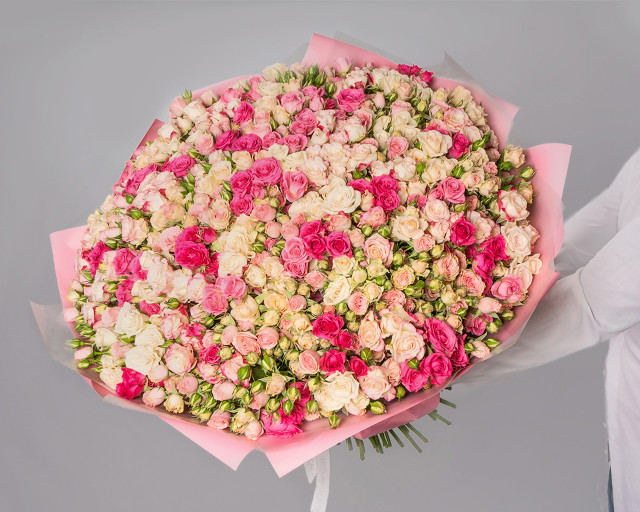 Букет из 101 высокой кустовой розы 60-70 см в стильной упаковке - 1
